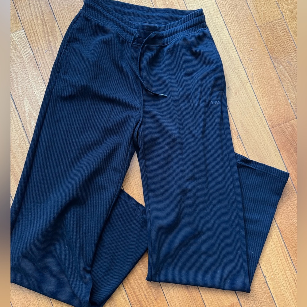 Aritzia TNA black straight leg sweatpants